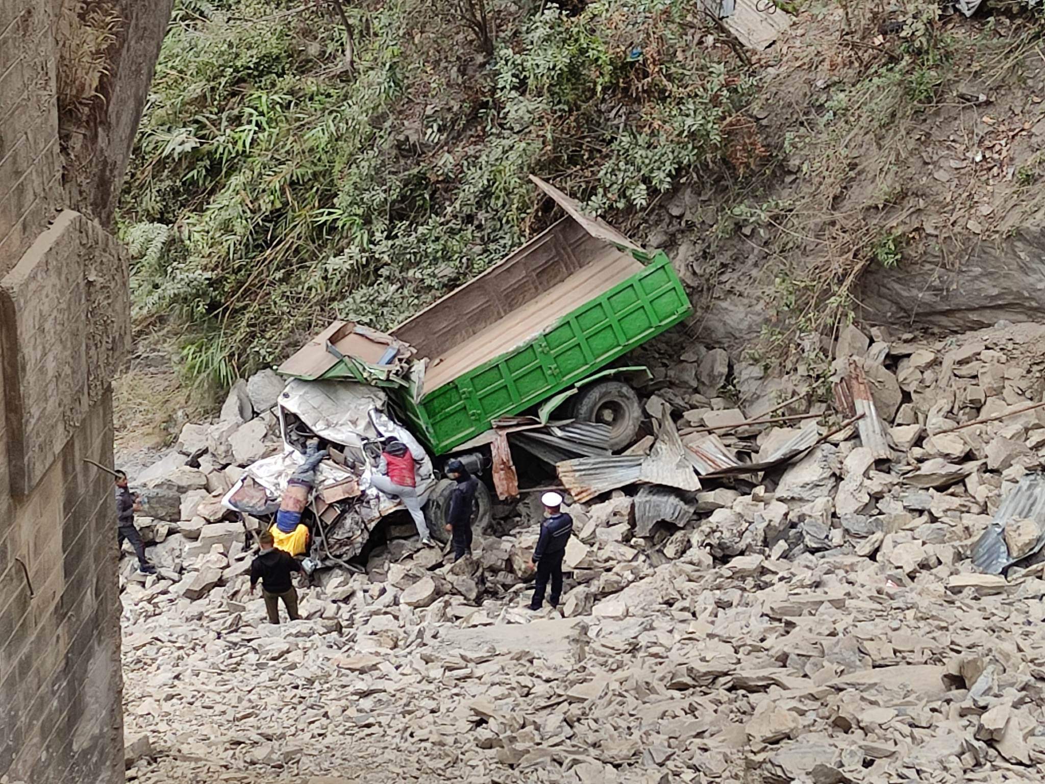 पुलबाट ट्रक खस्दा एक जनाको मृत्यु